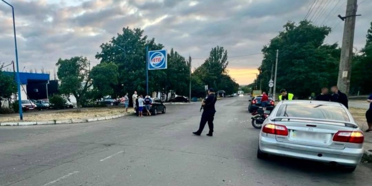 У Первомайську молодіжне ДТП з Маздою та мотоциклом, постраждала пасажирка (ФОТО)