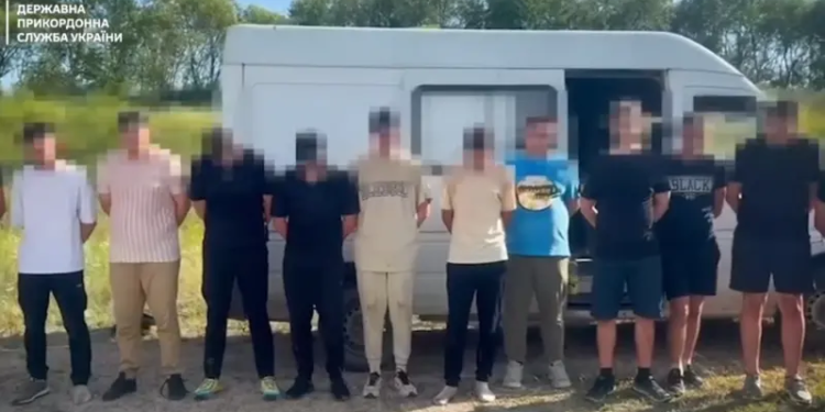 “Я не створений для війни”. Чому чоловіки тікають з України, як та скільки це коштує (ФОТО)