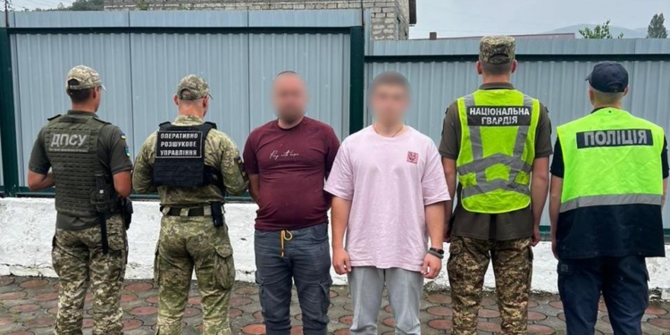 На кордоні затримали псевдоволонтерів – обкрадали хворих дітей. Один ще й ждун (ФОТО, ВІДЕО)