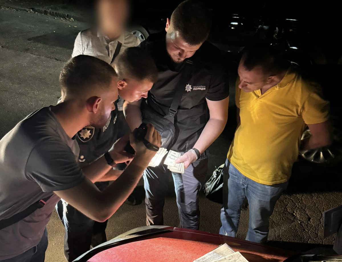 У Миколаєві затримали ділків, які за $6 тис. обіцяли документи для виїзду за кордон (ФОТО)
