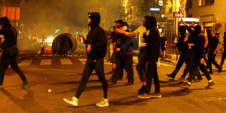 Ультраправі перемогли на парламентських виборах у Франції, у Парижі молодь вийшла на вулиці (ФОТО)