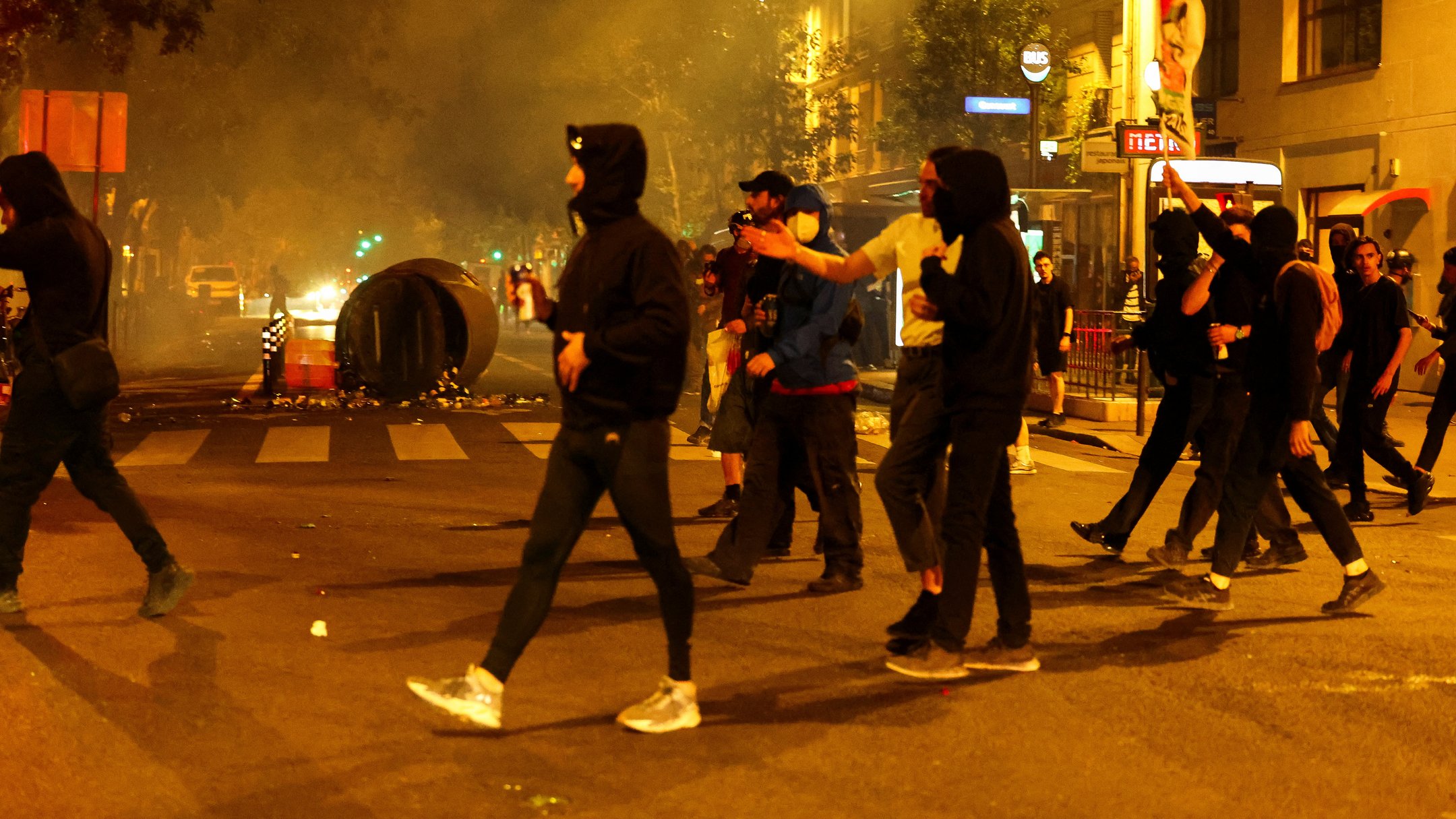 Ультраправі перемогли на парламентських виборах у Франції, у Парижі молодь вийшла на вулиці (ФОТО)