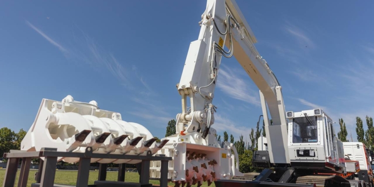 Японія передала Україні ще дві машини механізованого розмінування (ФОТО)