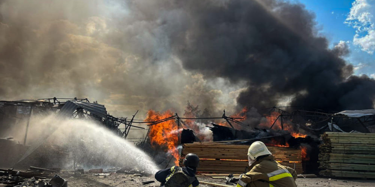 У Вознесенську після ракетного удару горів склад лісоматеріалів (ФОТО, ВІДЕО)