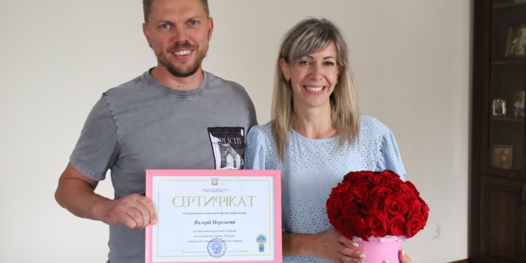 Миколаївська гімнастка Валерія Перемета отримала грошовий сертифікат від міської ради (ФОТО)