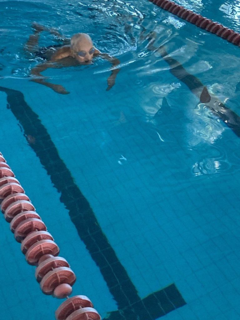 Житель Вознесенська у свої 100 років не тільки досі плаває, а й встановлює світові рекорди (ФОТО) 3