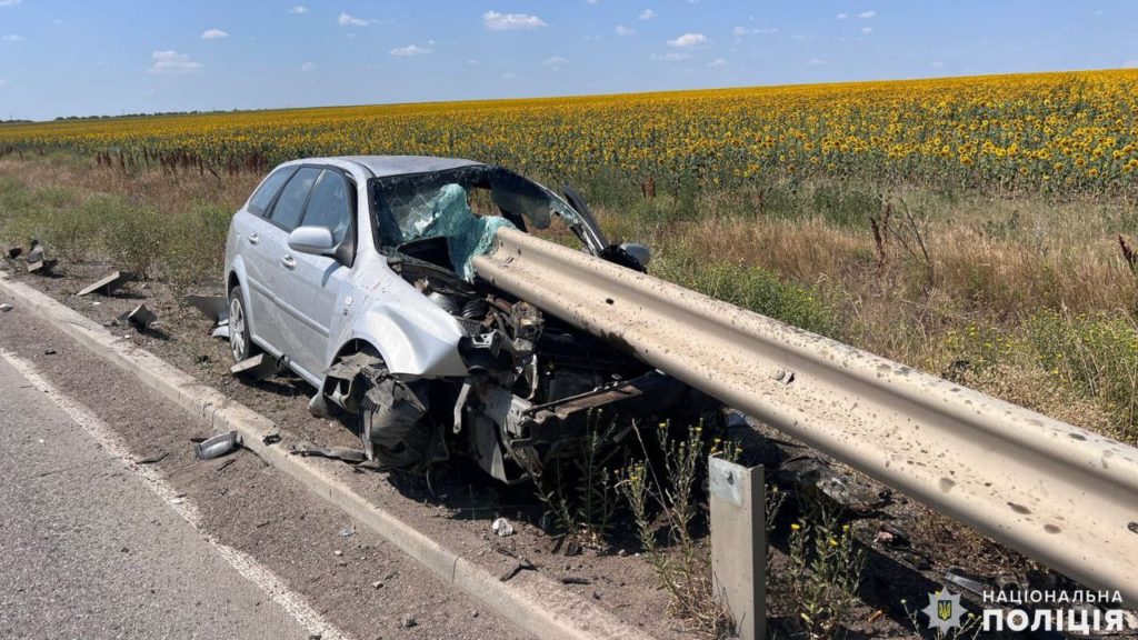 На Миколаївщині в ДТП загинув водій та травмувалась пасажирка (ФОТО) 4