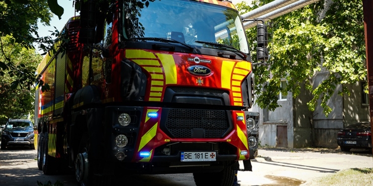 Під час пожежі в миколаївській п’ятиповерхівці рятувальники евакуювали трьох мешканців (ФОТО)