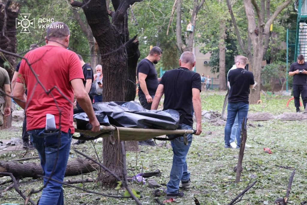 Три будинки, дитячий майданчик і дитячий садок: подробиці щодо наслідків ракетного удару по Миколаєву від рятувальників (ФОТО) 4