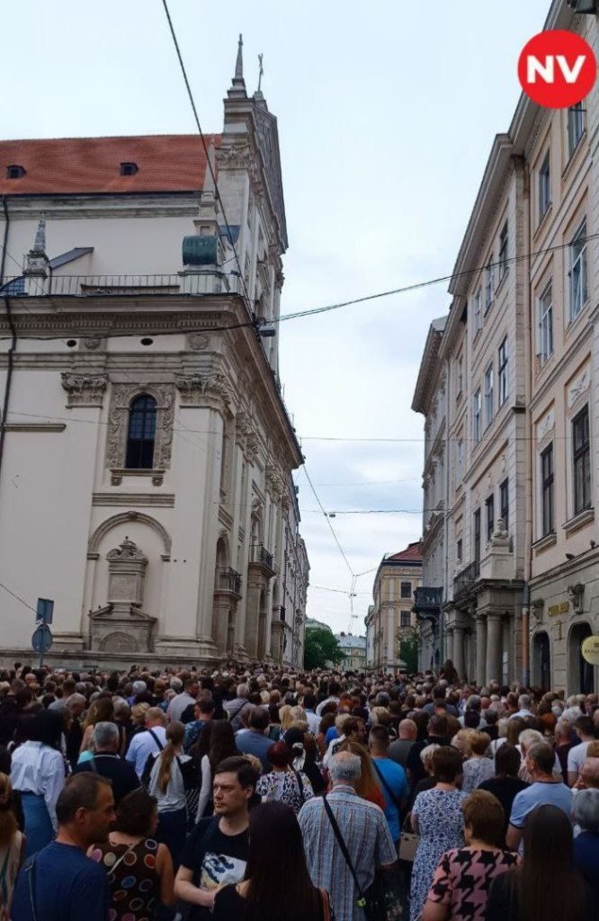 Тисячі людей прийшли попрощатися з Іриною Фаріон (ФОТО) 4