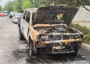 У Миколаєві поліцейські встановлюють осіб, причетних до підпалу авто (ФОТО)