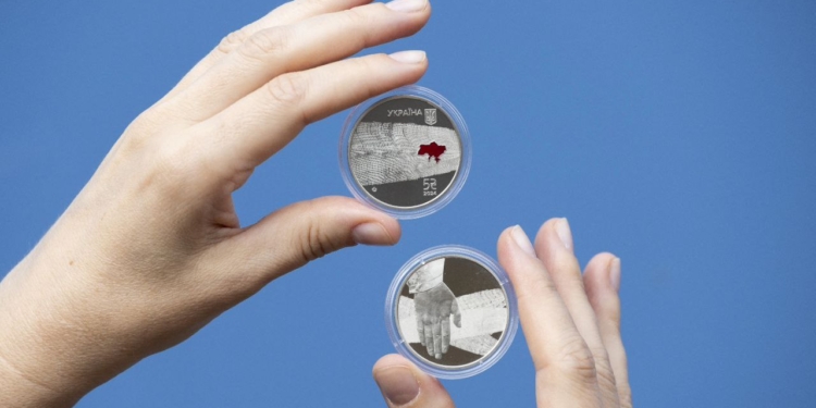 “Країна супергероїв. Дякуємо медикам!”: НБУ ввів в обіг нову пам’ятну монету (ФОТО)