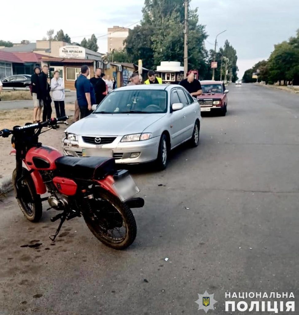 У Первомайську молодіжне ДТП з Маздою та мотоциклом, постраждала пасажирка (ФОТО) 2