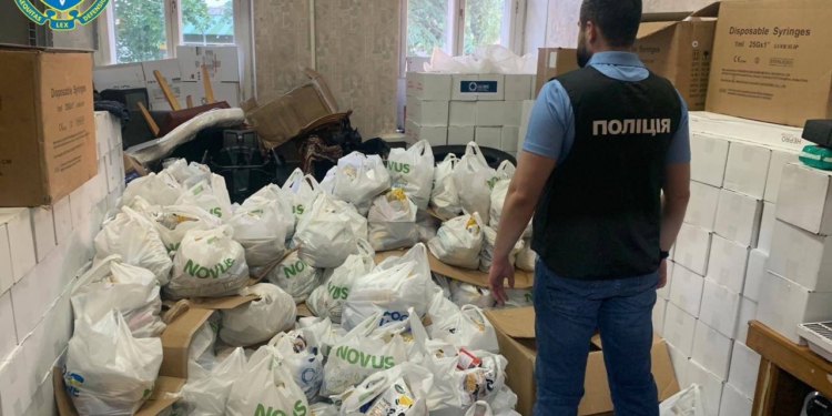 Голова райорганізації Червоного Хреста привласнила гуманітарки на 3,6 млн.грн. Що знайшли під час обшуку (ФОТО)