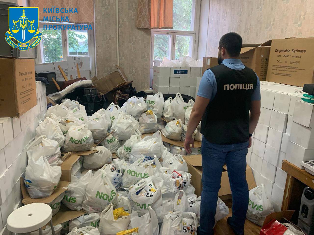 Голова райорганізації Червоного Хреста привласнила гуманітарки на 3,6 млн.грн. Що знайшли під час обшуку (ФОТО)