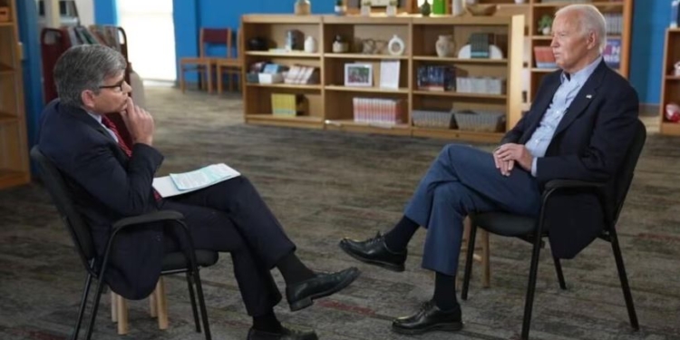 Байден заявив, що зніметься з виборів тільки “якщо Господь Всемогутній зійде і накаже” (ВІДЕО)