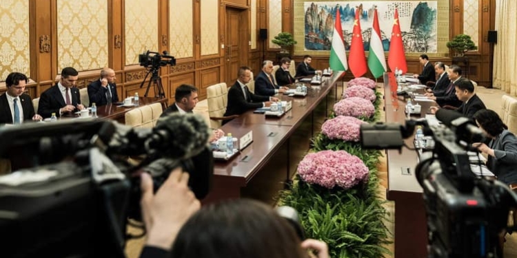 Орбан в рамках “мирної місії” зустрівся з Сі Цзіньпінем (ФОТО)