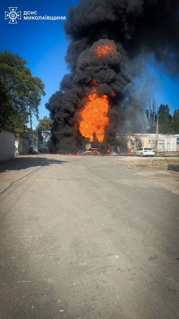 У Миколаєві спалахнув бензовоз з пальним – вогонь перекинувся на госпбудівлі автопідприємства (ФОТО) 4