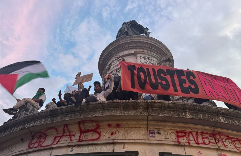 Ультраправі перемогли на парламентських виборах у Франції, у Парижі молодь вийшла на вулиці (ФОТО) 5