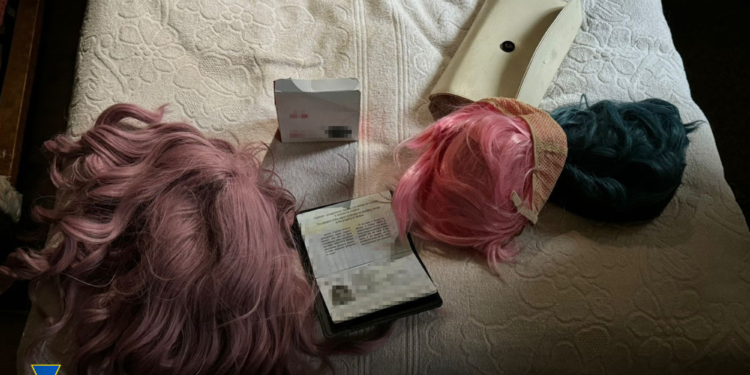 На таксі і в перуках. В Одесі затримали ворожих агентів, які шпигували за ППО (ФОТО)