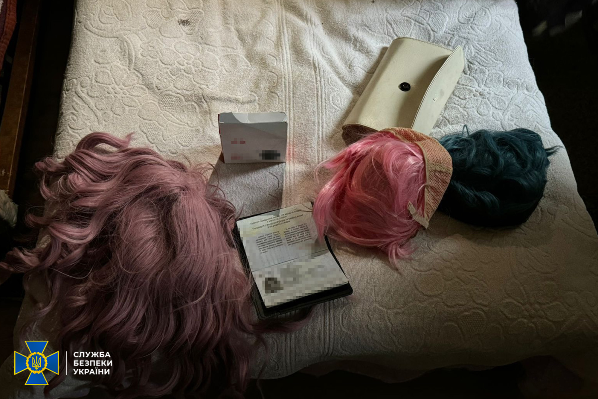 На таксі і в перуках. В Одесі затримали ворожих агентів, які шпигували за ППО (ФОТО)