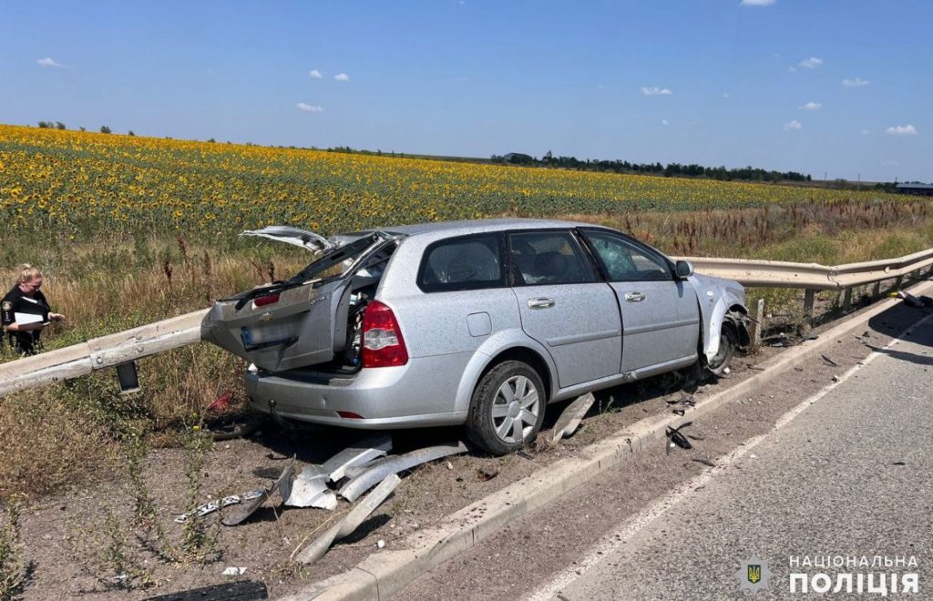 На Миколаївщині в ДТП загинув водій та травмувалась пасажирка (ФОТО) 6