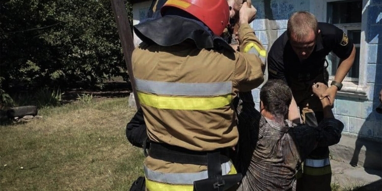 В Арбузинці на Миколаївщині чоловіка дістали з 4-метрового колодязя (ФОТО)