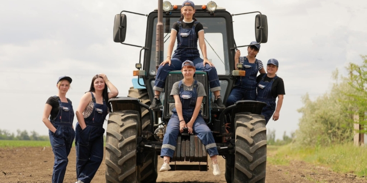 Трактористки. Як на Миколаївщині жінки опановують «чоловічу» професію (ФОТО)