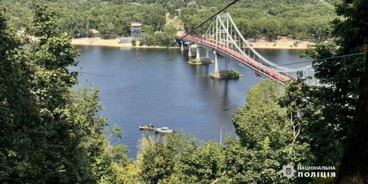 У Києві на атракціоні «Канатна переправа» під час обриву тросу перебувала людина – хлопця, який впав у воду, шукають (ФОТО)
