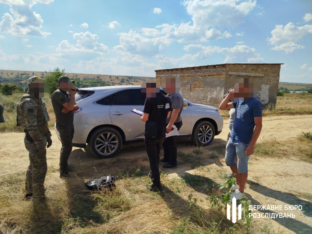 Посадовець міграційної служби хотів заробляти на ухилянтах і навіть склав лист бажань про золото і гроші (ФОТО) 3