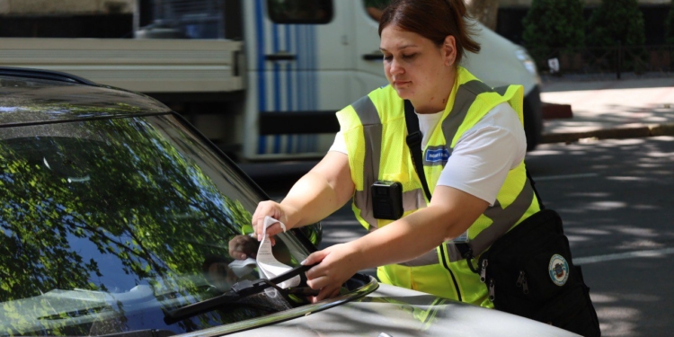 У Миколаєві почали працювати інспектори з паркування: скільки виписали штрафів за перший день (ФОТО)