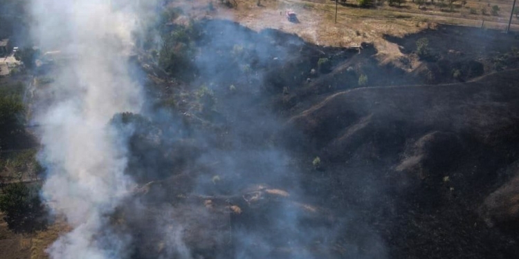 Там, де горіло вчора: поблизу Миколаєва знов відбивали вогонь від житлових будинків (ФОТО)