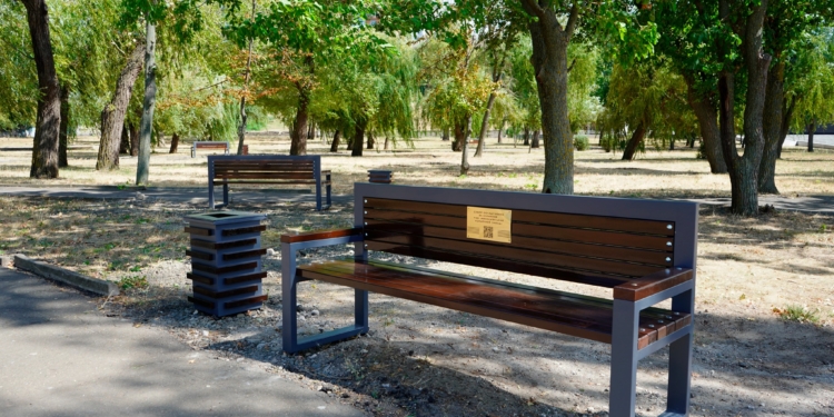 У парку «Вітрильний» у Миколаєві з’явились лави із сонячними батареями та USB-портами для заряджання гаджетів (ФОТО)