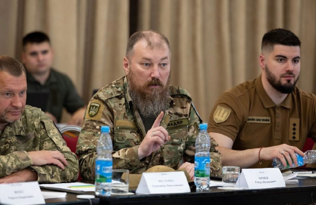 Бути попереду як в ураженні дронами, так і в захисті від них, - Сирський провів нараду з командирами підрозділів БПЛА (ФОТО) 6