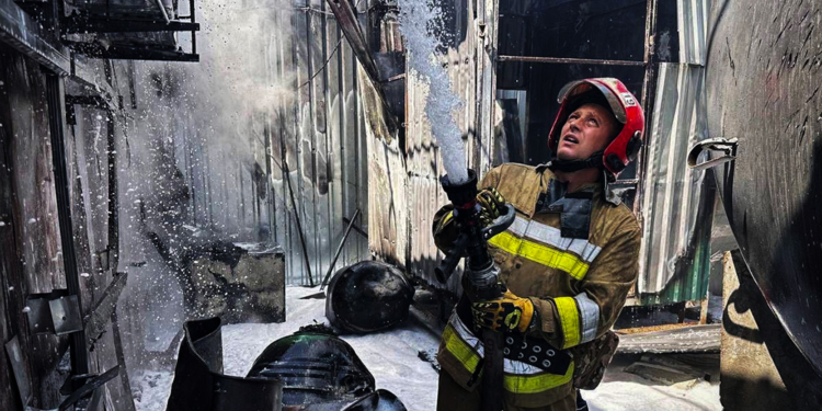 У Миколаєві вогнеборці ліквідували пожежу на об’єкті (ФОТО, ВІДЕО)