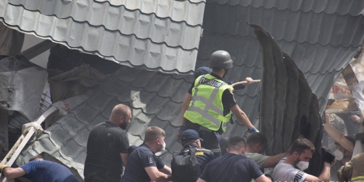 Кількість загиблих внаслідок масованого терористичного удару росії по території України збільшилась до 33 (ФОТО)