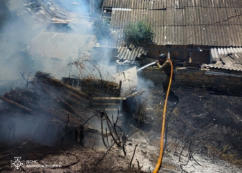 Росіяни обстріляли Очаків на Миколаївщини з РСЗВ: пожежі житлових будинків, госпспоруд та відкритих територій гасили вогнеборці (ФОТО, ВІДЕО)
