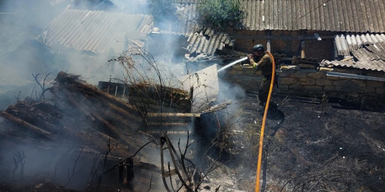 Росіяни обстріляли Очаків на Миколаївщини з РСЗВ: пожежі житлових будинків, госпспоруд та відкритих територій гасили вогнеборці (ФОТО, ВІДЕО)