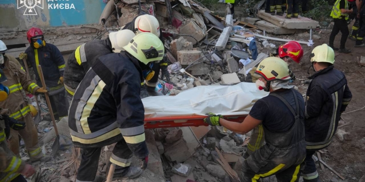 У Києві завершили пошуково-рятувальні роботи у житловому будинку Шевченківського району: останньою жертвою стала 18-річна дівчина (ФОТО)