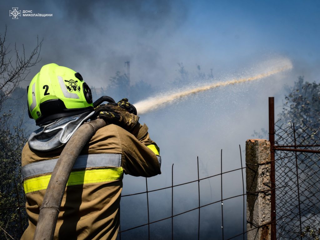 Під Миколаєвом загасили велику пожежу: вигоріло 40 га, вогнеборці буквально відбили дачні будинки у вогню (ФОТО) 6