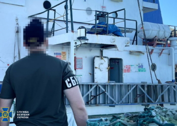 СБУ затримала капітана та іноземне судно, яким рашисти вивозили з Криму українське зерно (ФОТО)