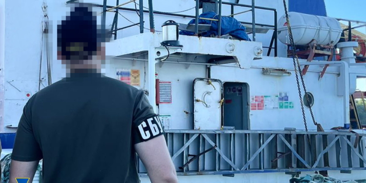 СБУ затримала капітана та іноземне судно, яким рашисти вивозили з Криму українське зерно (ФОТО)