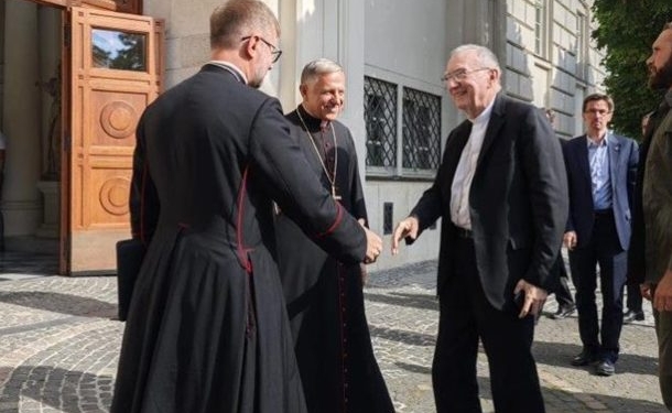 До України прибув держсекретар Ватикану