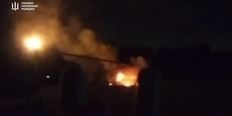 І тепер вже офіційно від ГУР: у росії згоріло три гелікоптери – один у самарі, два під москвою (ВІДЕО)