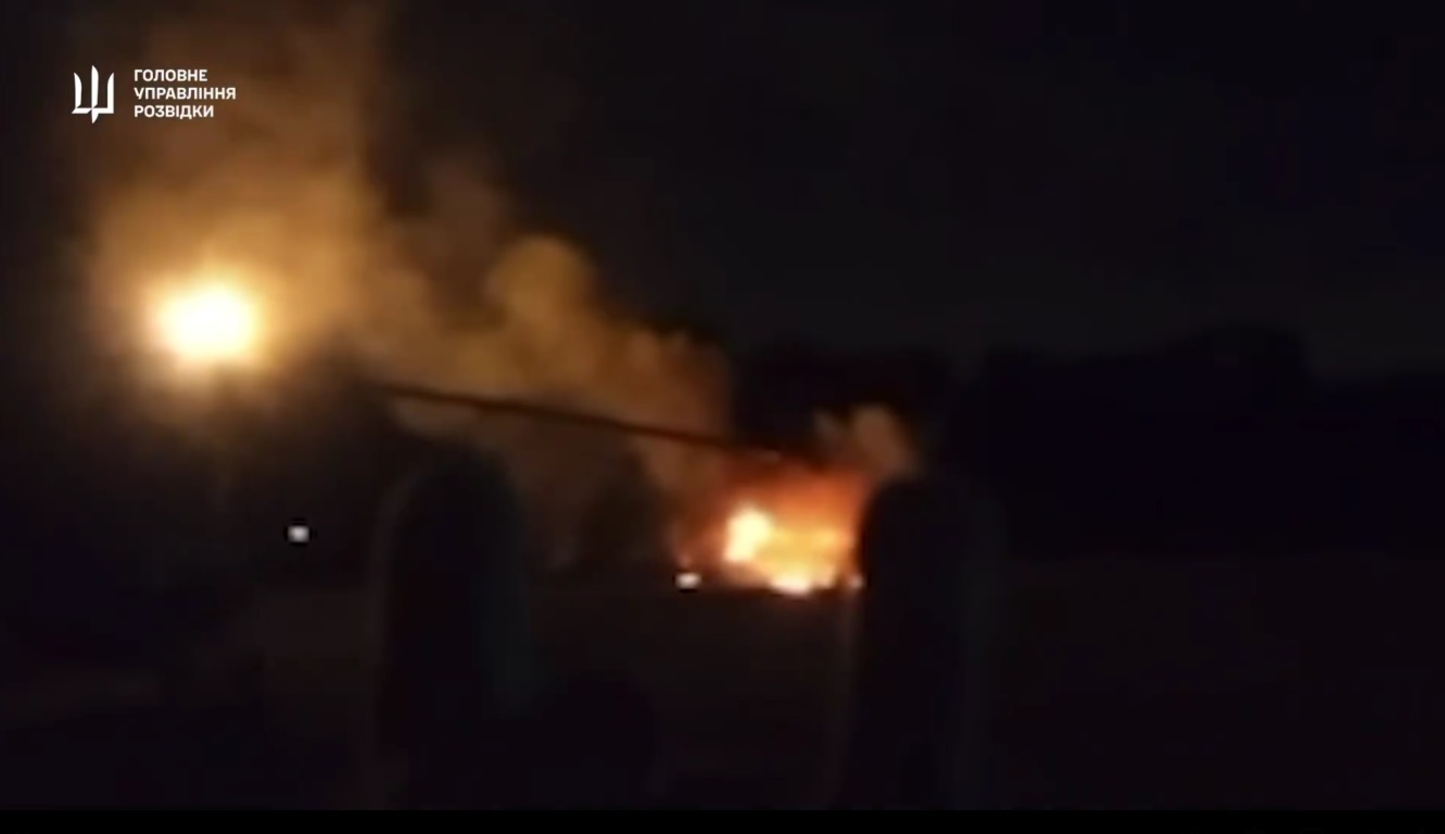 І тепер вже офіційно від ГУР: у росії згоріло три гелікоптери – один у самарі, два під москвою (ВІДЕО)