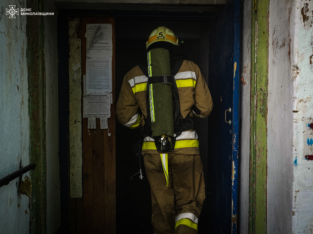 Під час пожежі в миколаївській п’ятиповерхівці рятувальники евакуювали трьох мешканців (ФОТО) 8