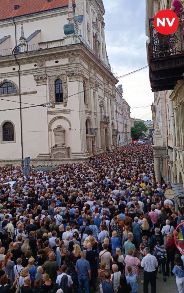 Тисячі людей прийшли попрощатися з Іриною Фаріон (ФОТО) 8