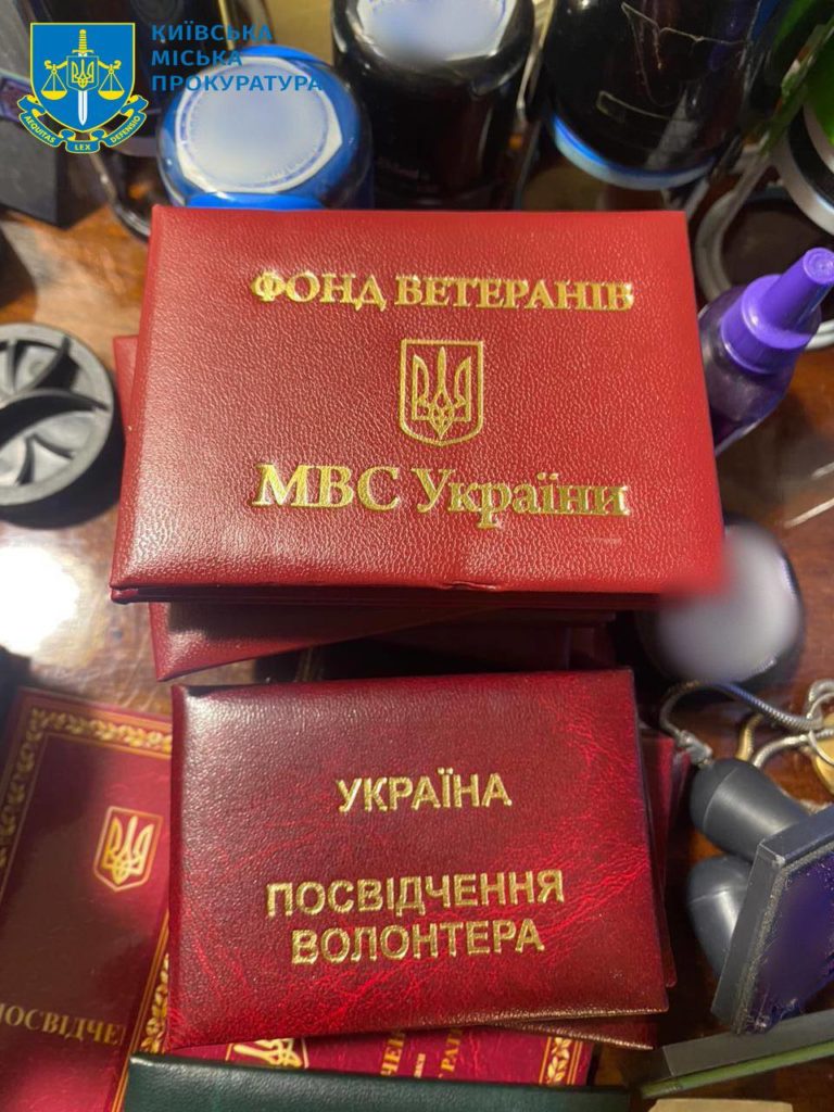 Голова райорганізації Червоного Хреста привласнила гуманітарки на 3,6 млн.грн. Що знайшли під час обшуку (ФОТО) 8