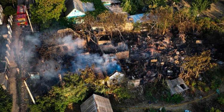 У Вознесенську на Миколаївщині через загоряння сухостою ледь не спалахнула вся вулиця (ФОТО)