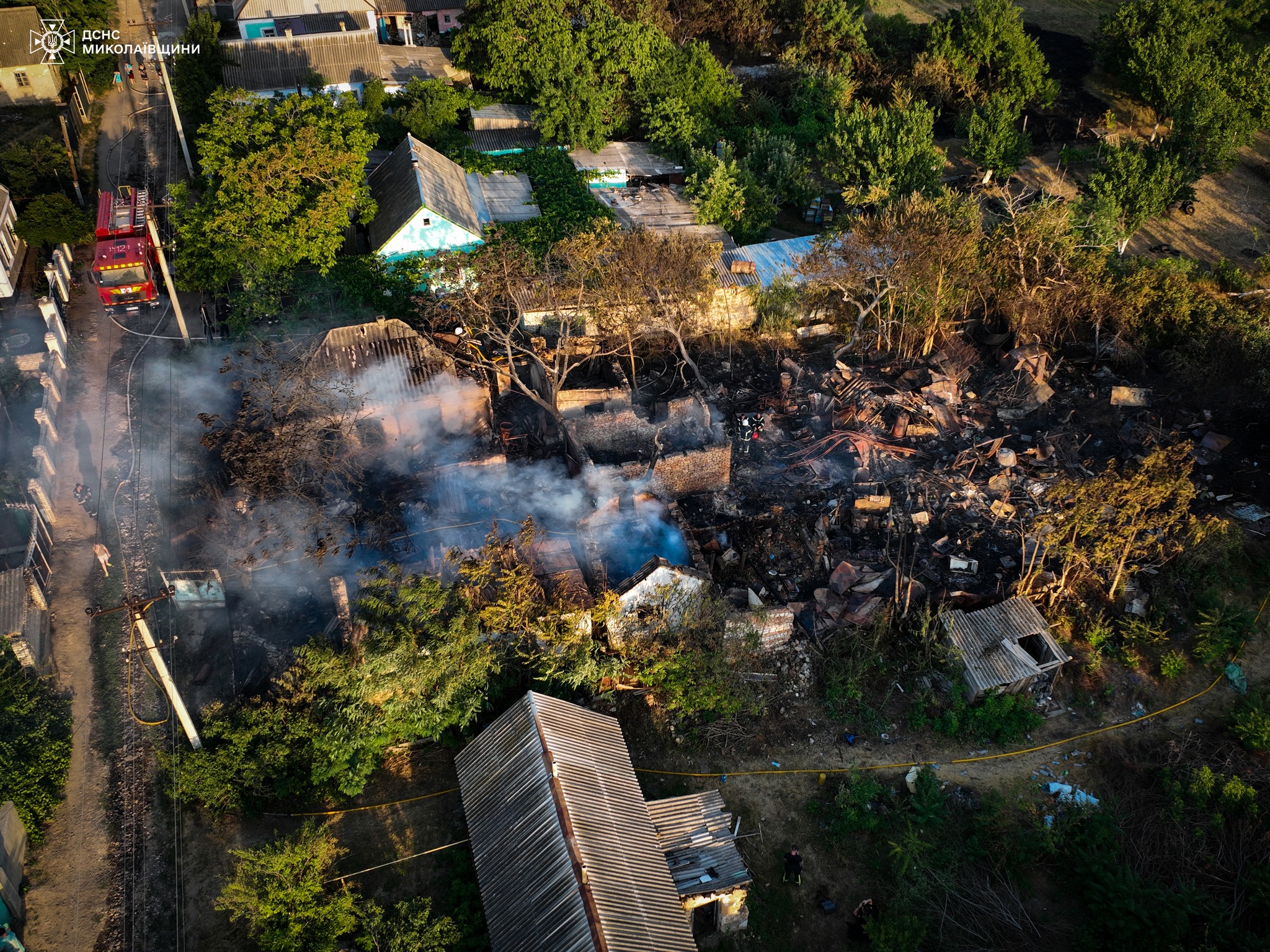 У Вознесенську на Миколаївщині через загоряння сухостою ледь не спалахнула вся вулиця (ФОТО)